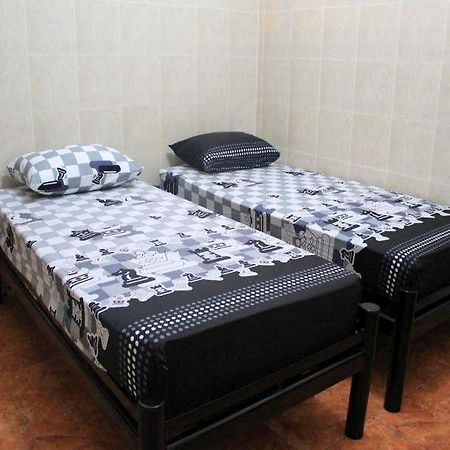 Tri Star Homestay Madiun Exteriör bild
